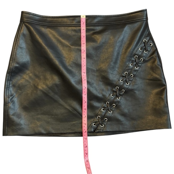 Blank NYC Black Faux Leather Lace-Up Mini Skirt 32 (L) - Picture 5 of 8